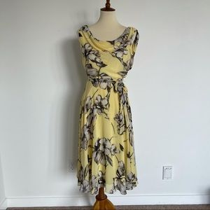 Yellow leeveless dress with flowers